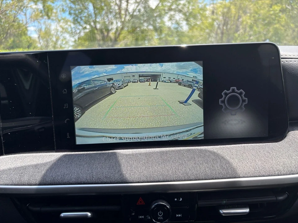 2025 Nissan Kicks - Image 23 of 31