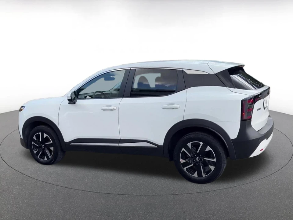 2025 Nissan Kicks - Image 9 of 31