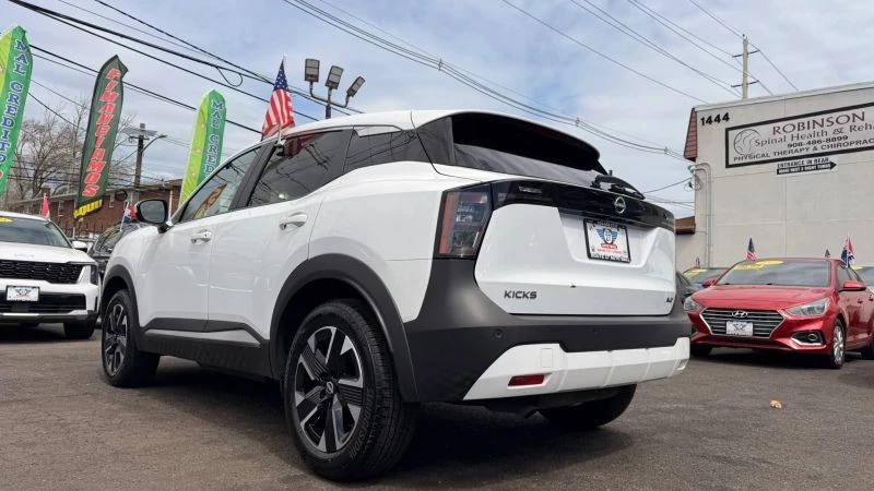 2025 Nissan Kicks - Image 8 of 12
