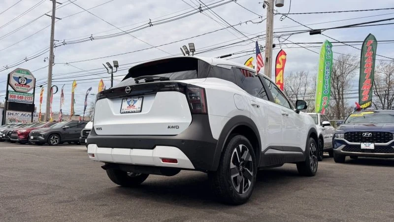 2025 Nissan Kicks - Image 9 of 12