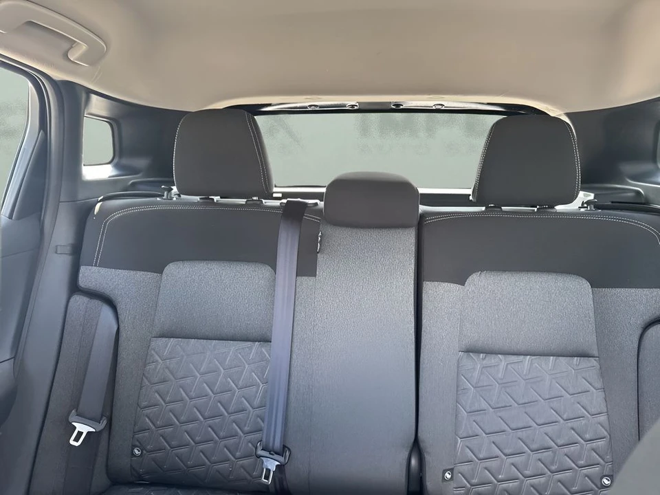2025 Nissan Kicks - Image 10 of 31