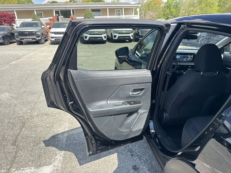 2025 Nissan Kicks - Image 25 of 31