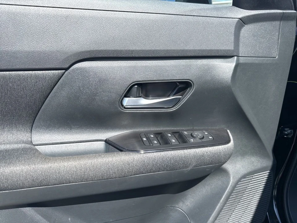 2025 Nissan Kicks - Image 24 of 31