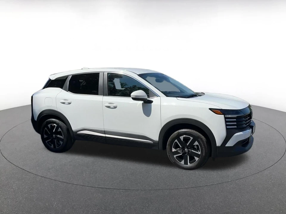 2025 Nissan Kicks - Image 2 of 31