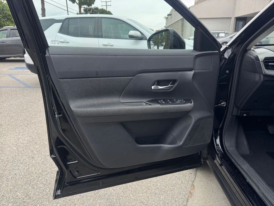 2025 Nissan Kicks - Image 20 of 31