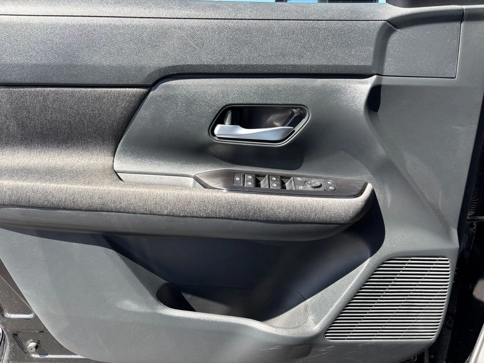 2025 Nissan Kicks - Image 20 of 31