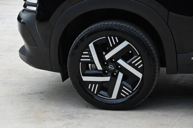 2025 Nissan Kicks - Image 8 of 20