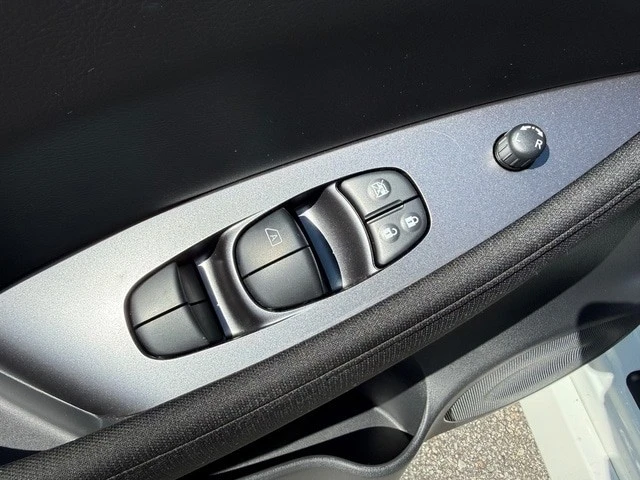 2025 Nissan Leaf - Image 12 of 21