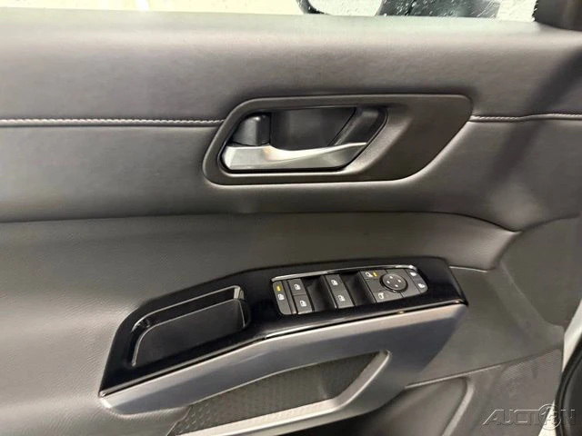 2025 Nissan Pathfinder 5th Gen - Image 15 of 21