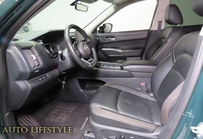 2025 Nissan Pathfinder 5th Gen - Image 19 of 31