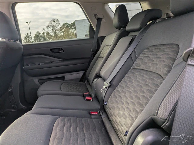 2025 Nissan Pathfinder 5th Gen - Image 15 of 21
