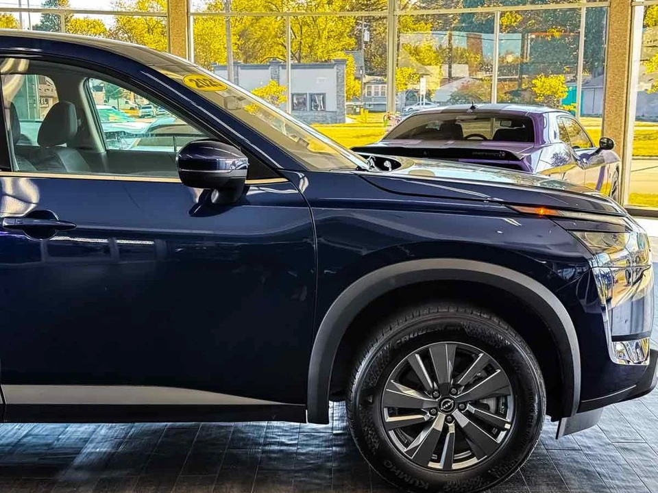 2025 Nissan Pathfinder 5th Gen - Image 18 of 21