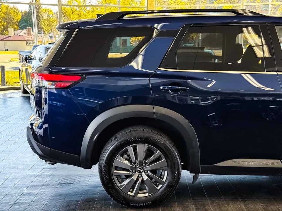 2025 Nissan Pathfinder 5th Gen - Image 17 of 21