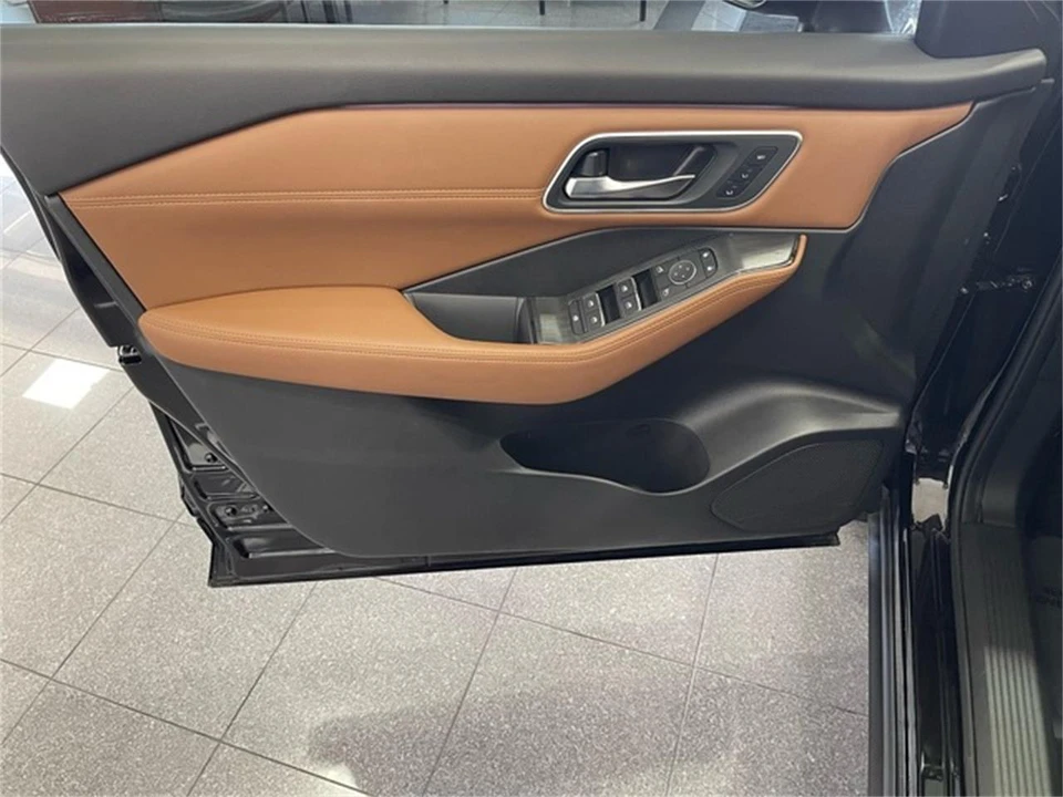 2025 Nissan Rogue - Image 23 of 31