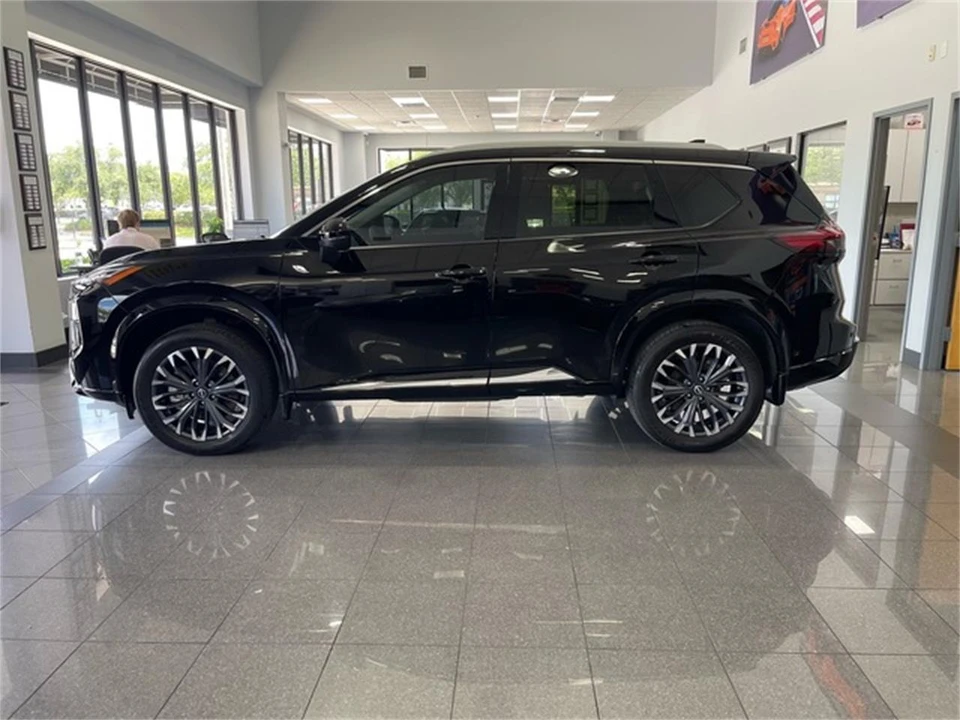 2025 Nissan Rogue - Image 2 of 31