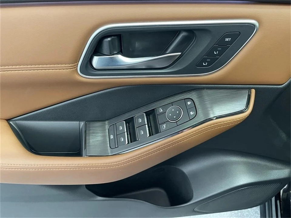 2025 Nissan Rogue - Image 24 of 31