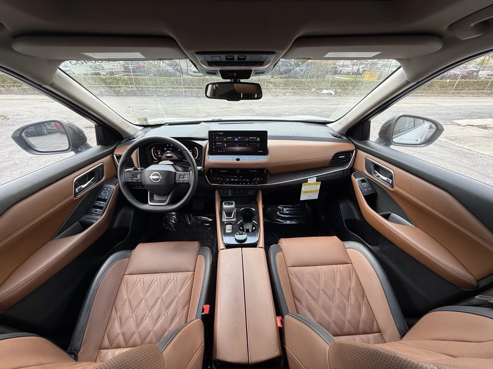 2025 Nissan Rogue - Image 10 of 13