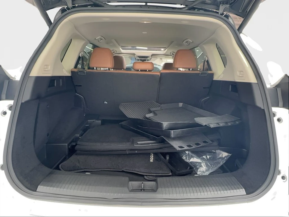 2025 Nissan Rogue - Image 17 of 21