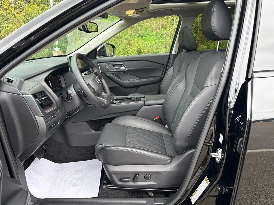 2025 Nissan Rogue - Image 11 of 12