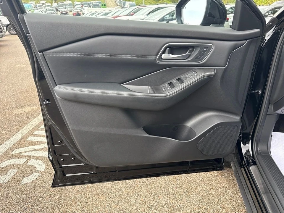 2025 Nissan Rogue - Image 12 of 12