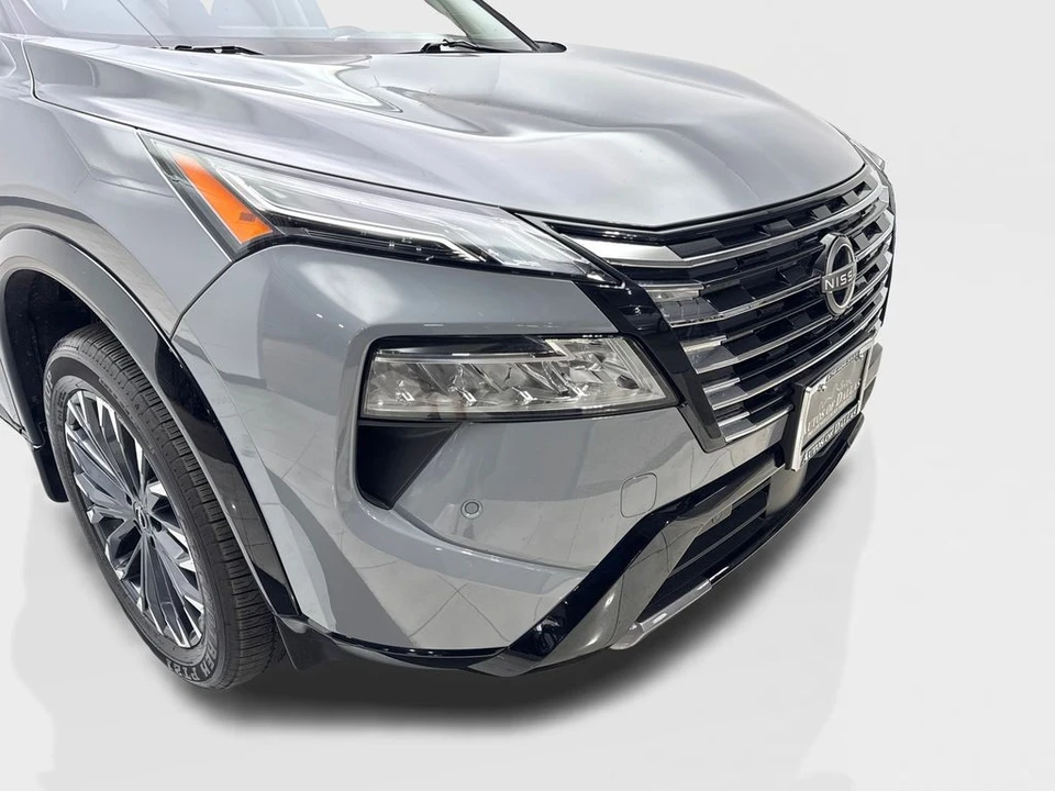 2025 Nissan Rogue - Image 17 of 21