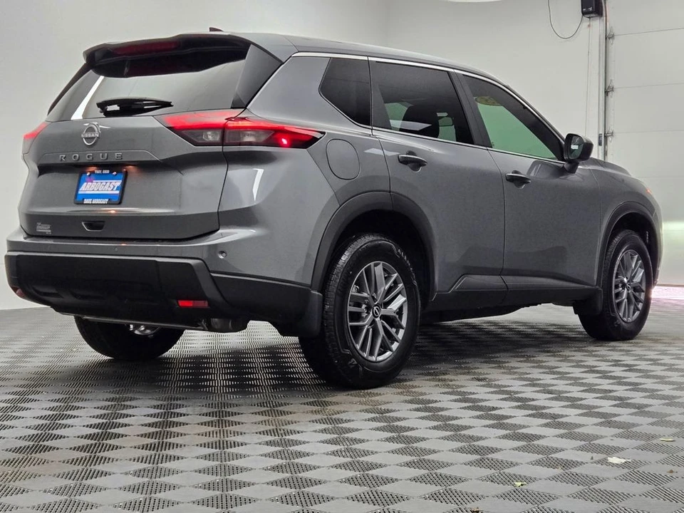 2025 Nissan Rogue - Image 8 of 12