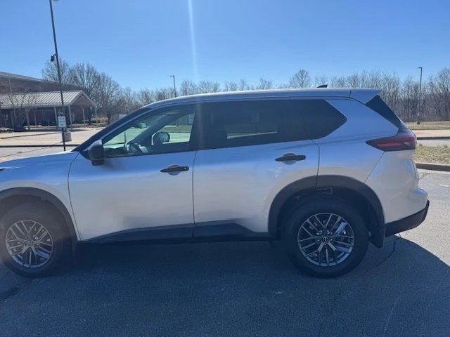 2025 Nissan Rogue - Image 5 of 21