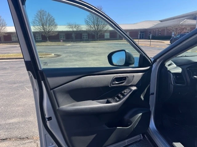2025 Nissan Rogue - Image 14 of 21