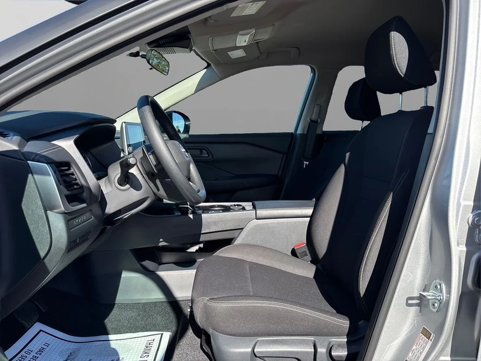 2025 Nissan Rogue - Image 9 of 12