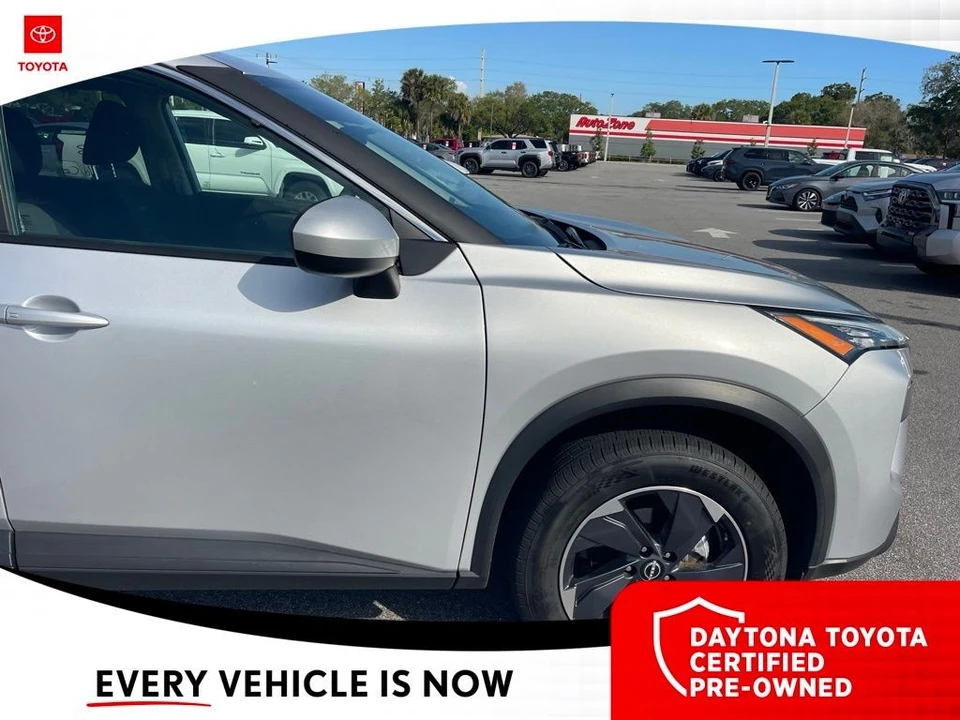 2025 Nissan Rogue - Image 9 of 10