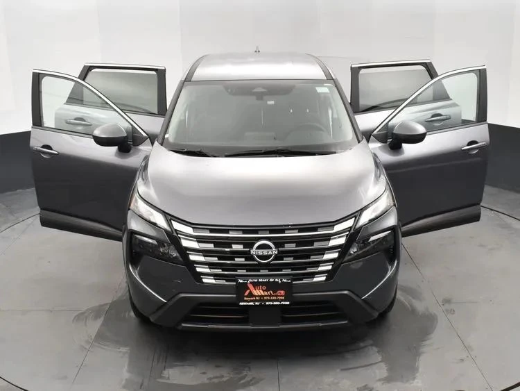 2025 Nissan Rogue - Image 10 of 12