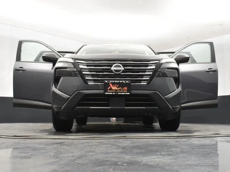 2025 Nissan Rogue - Image 11 of 12