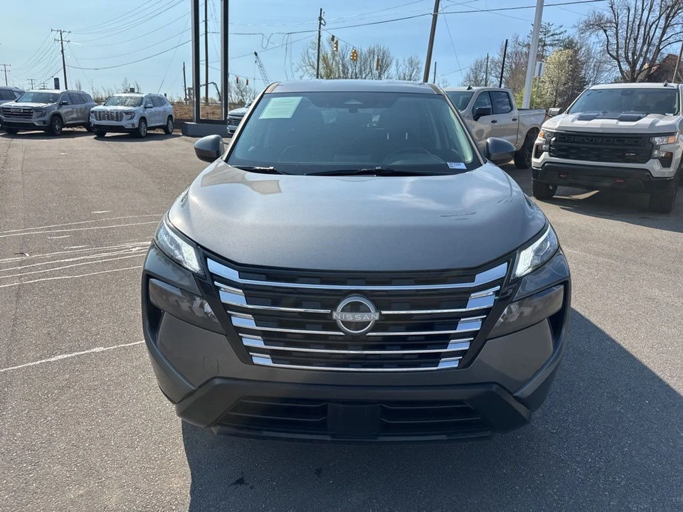 2025 Nissan Rogue - Image 8 of 21