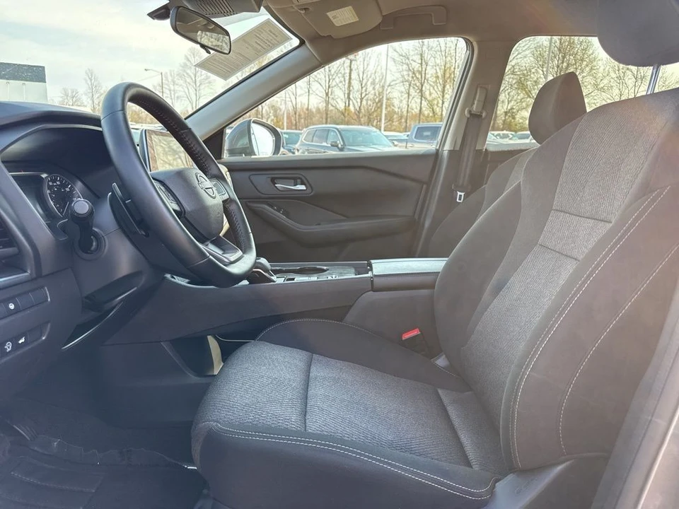 2025 Nissan Rogue - Image 9 of 21