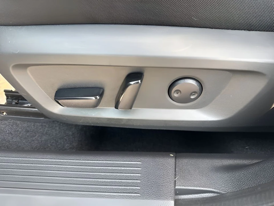2025 Nissan Rogue - Image 10 of 12