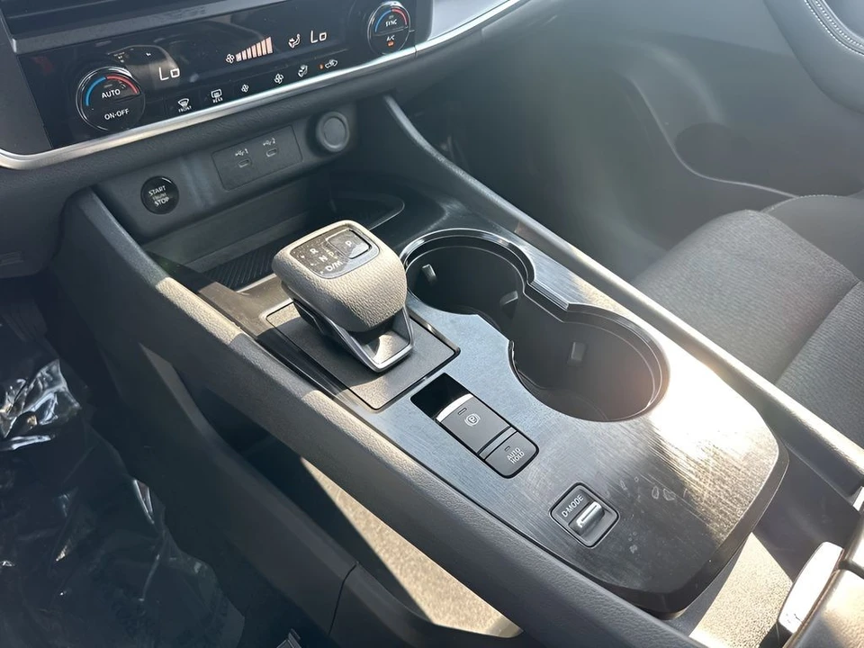 2025 Nissan Rogue - Image 16 of 21