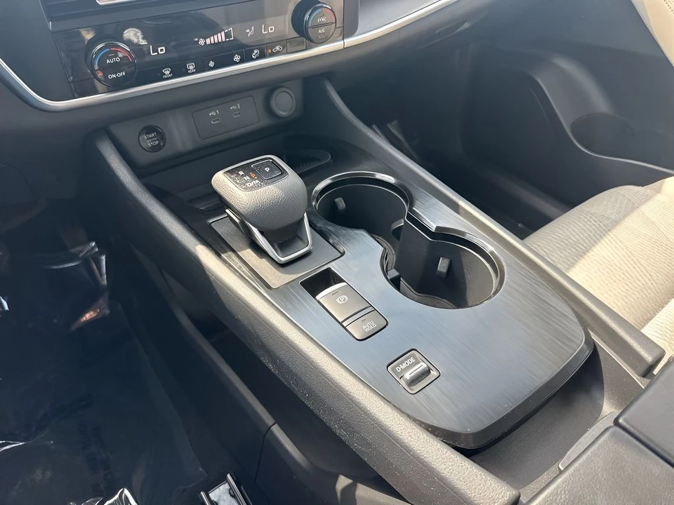 2025 Nissan Rogue - Image 16 of 21