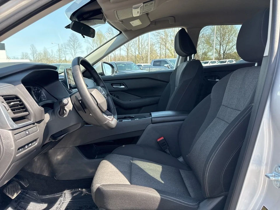 2025 Nissan Rogue - Image 9 of 21