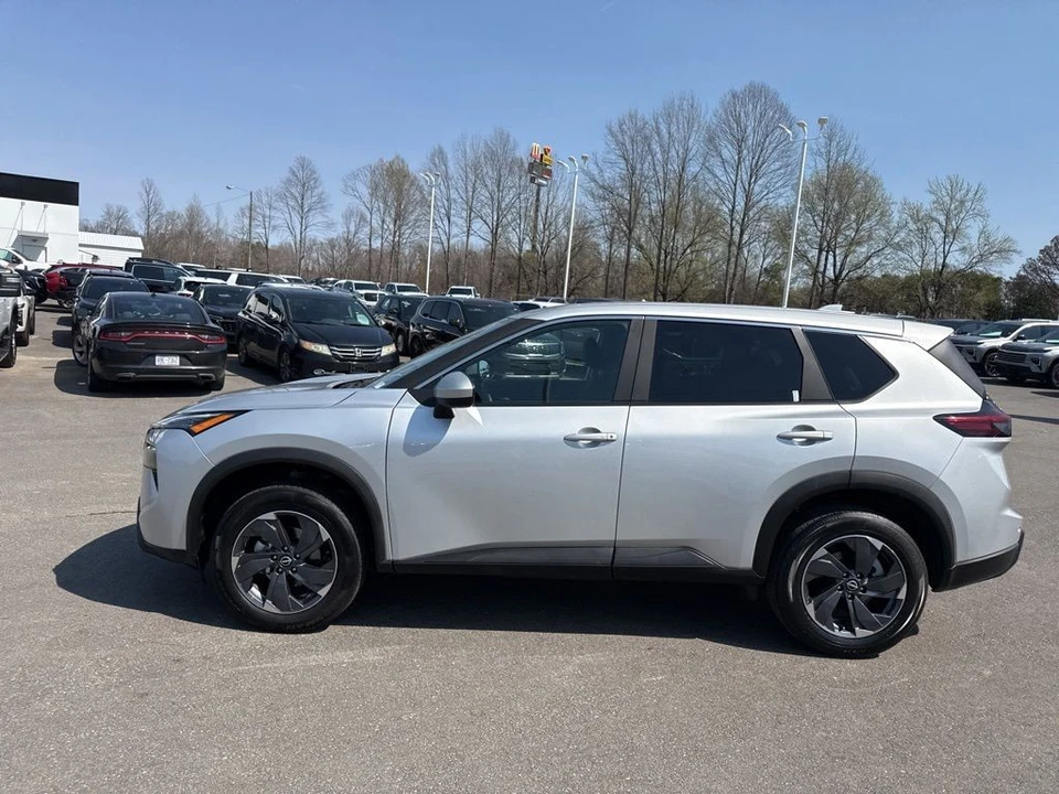 2025 Nissan Rogue - Image 2 of 21