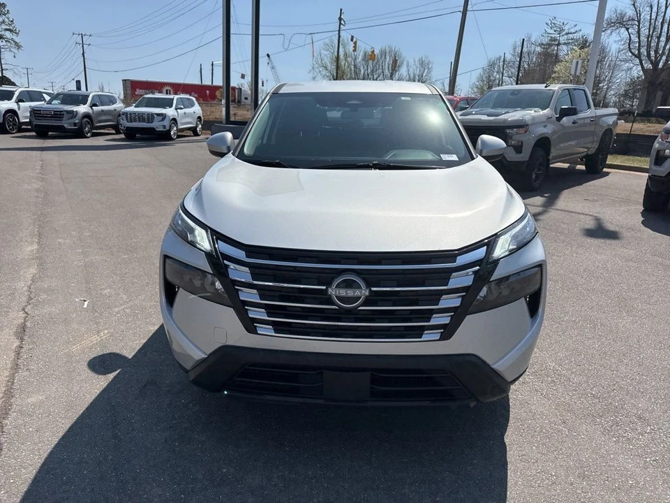 2025 Nissan Rogue - Image 8 of 21