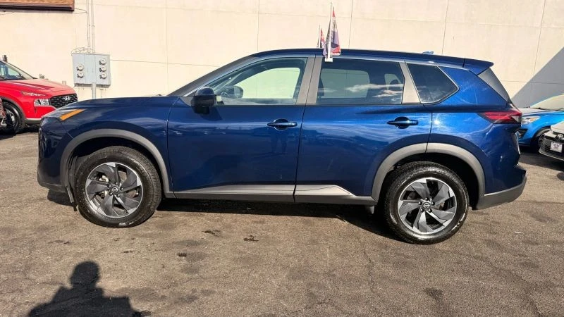 2025 Nissan Rogue - Image 10 of 12