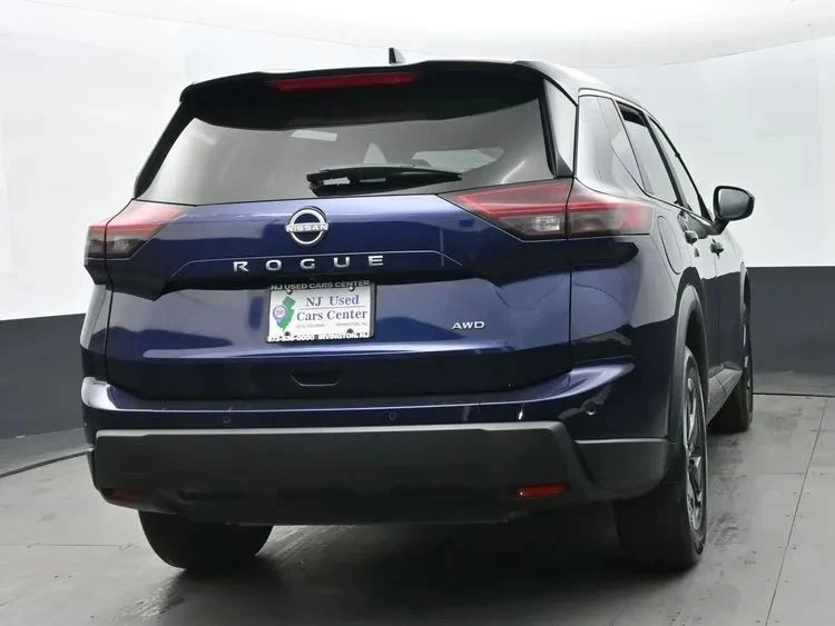 2025 Nissan Rogue - Image 8 of 12