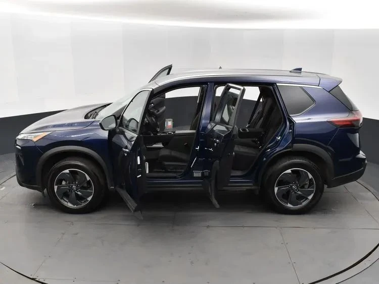 2025 Nissan Rogue - Image 7 of 12