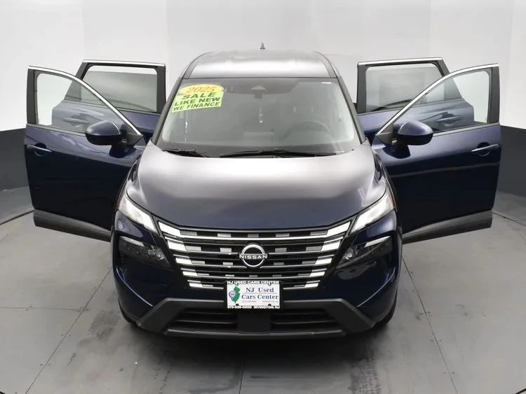 2025 Nissan Rogue - Image 10 of 12