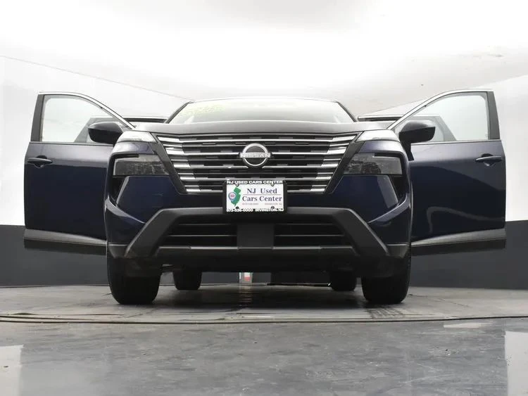2025 Nissan Rogue - Image 11 of 12