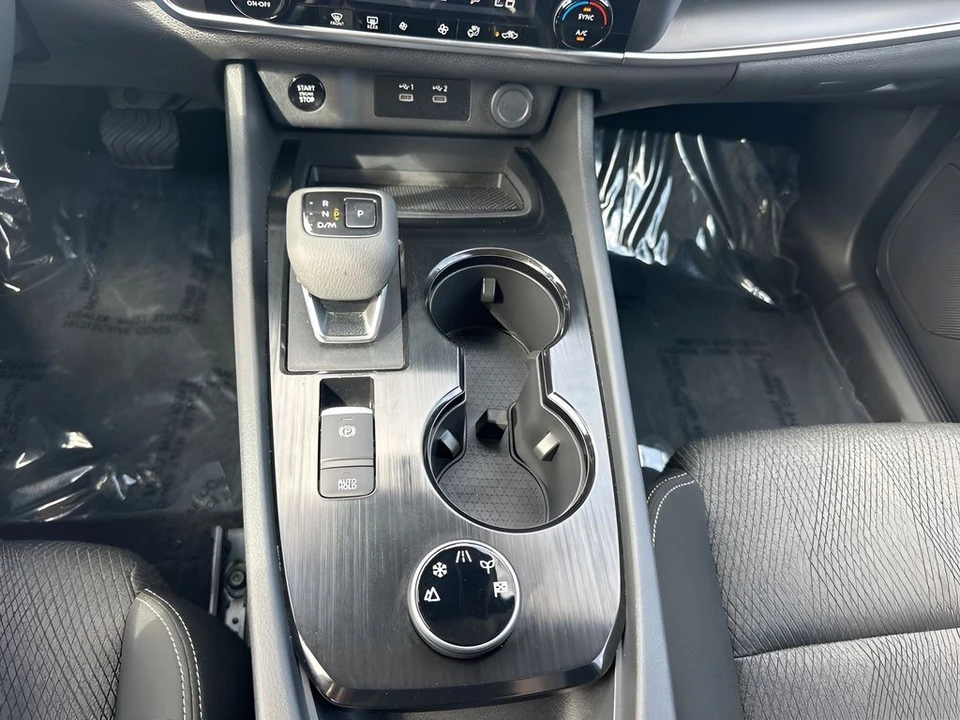 2025 Nissan Rogue - Image 17 of 21