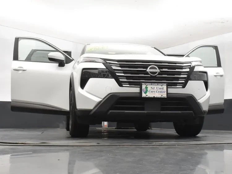 2025 Nissan Rogue - Image 11 of 12