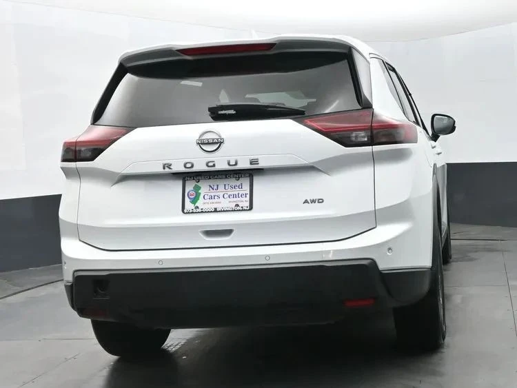 2025 Nissan Rogue - Image 8 of 12