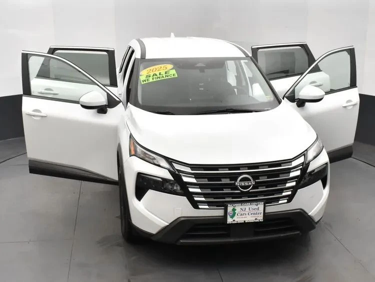 2025 Nissan Rogue - Image 10 of 12