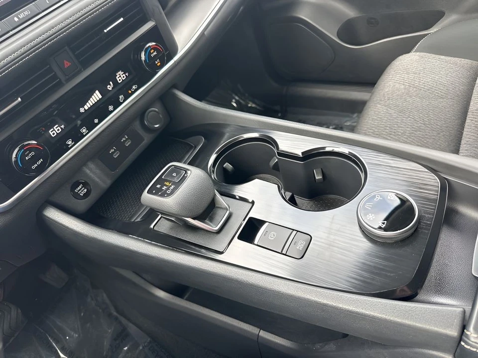2025 Nissan Rogue - Image 16 of 21